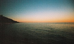 una playa para aumentar la tension del misterio